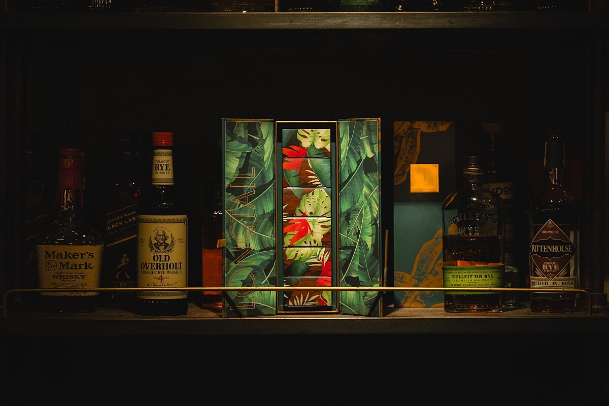 外盒以經典威士忌精裝酒盒設計結合蔥鬱熱帶雨林圖騰與鮮豔色彩。