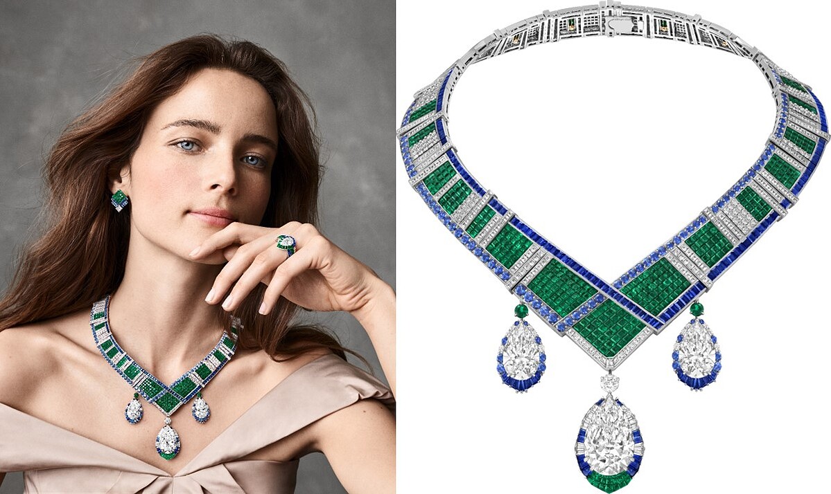 Chevron Myst&eacute;rieux項鍊及耳環連可拆式吊墜，白K金、玫瑰金、三顆分別重約31.24、12.18及12.07克拉的DFL級Type2A梨形切割鑽石、一顆重約1.08克拉DFL級Type2A圓鑽、Traditional Mystery Set傳統隱密式鑲嵌祖母綠、祖母綠、藍寶石、鑽石。