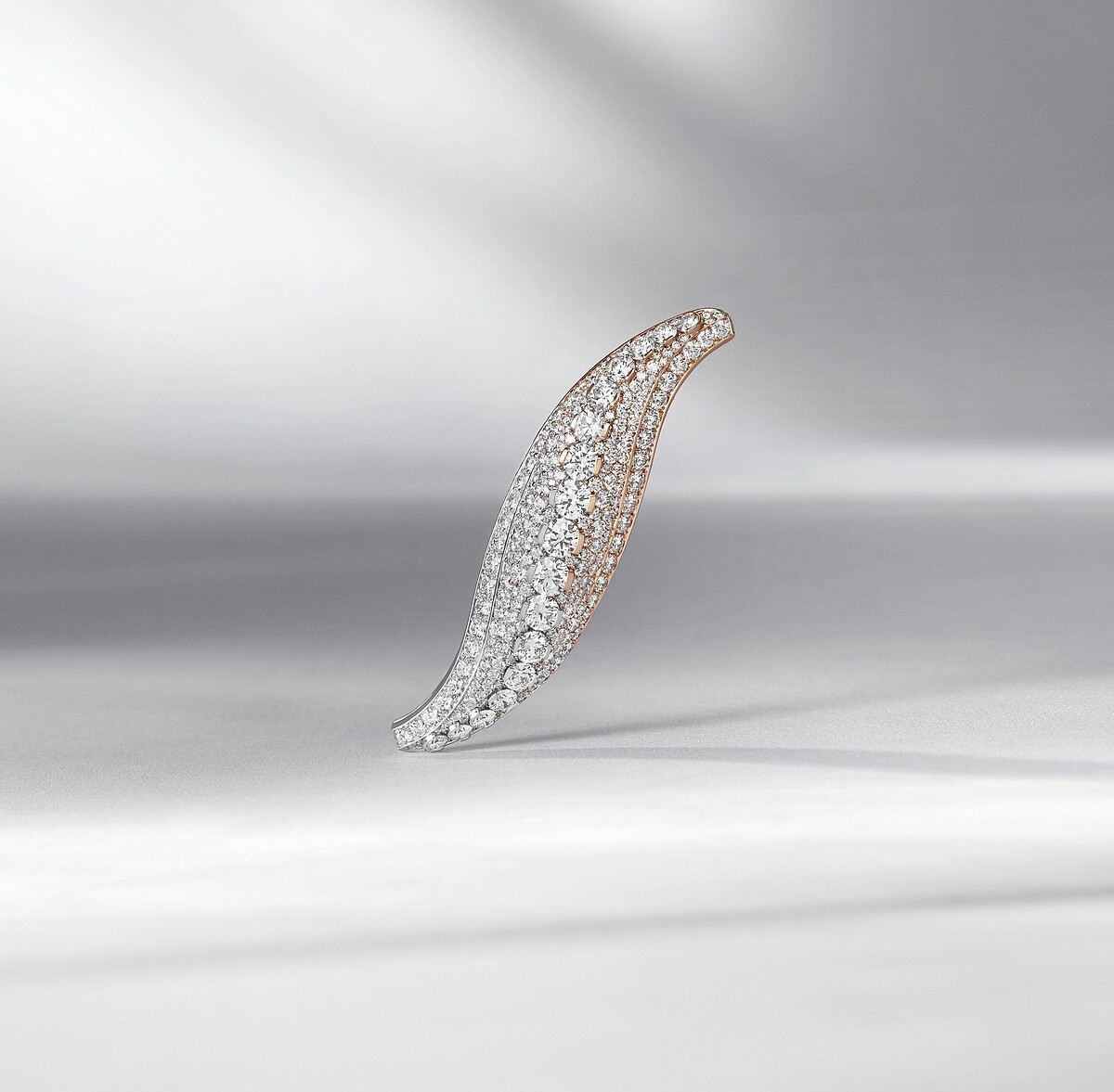 NEW HARICOT胸針，白K金、玫瑰金、鑽石。