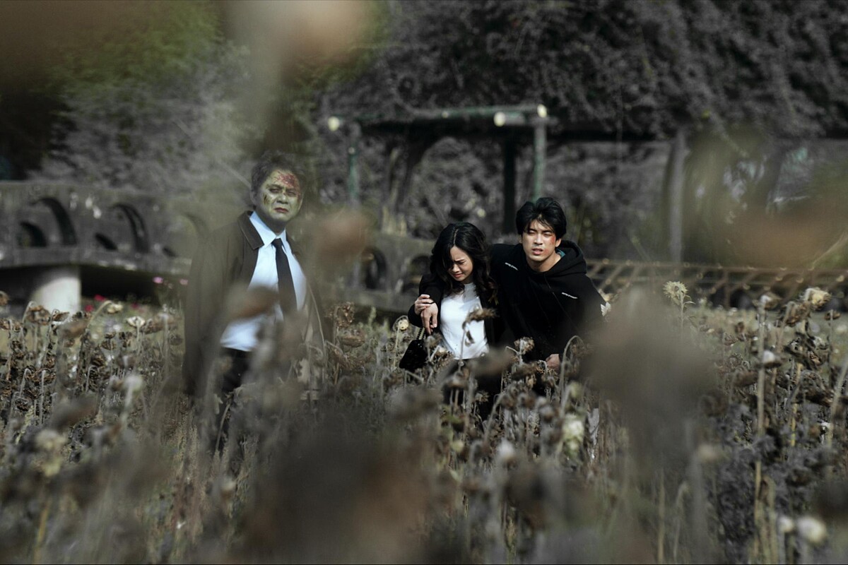 《地獄里長》「善惡殿」在遊樂園內的枯萎向日葵花田取景，左起為洪都拉斯、嚴正嵐、林哲熹