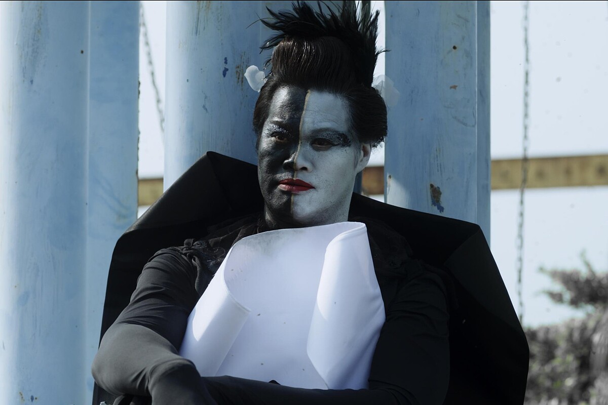 《地獄里長》九天民俗技藝團副團長瑪利亞（陳世旻）客串演出，「黑白臉」面容造型象徵善惡分明