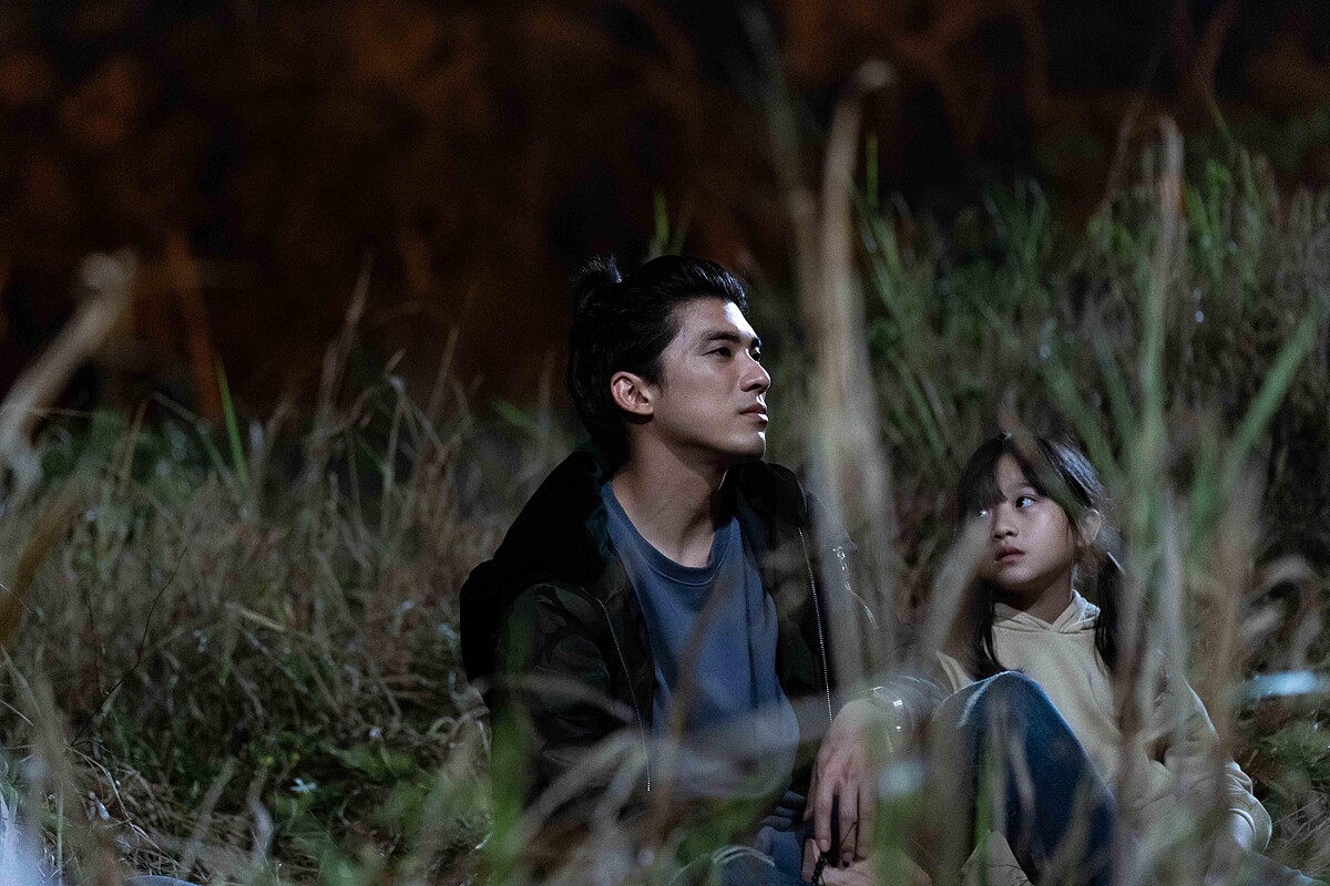 《地獄里長》林哲熹（左）劇中與林鈺芠分享失去親人的心情