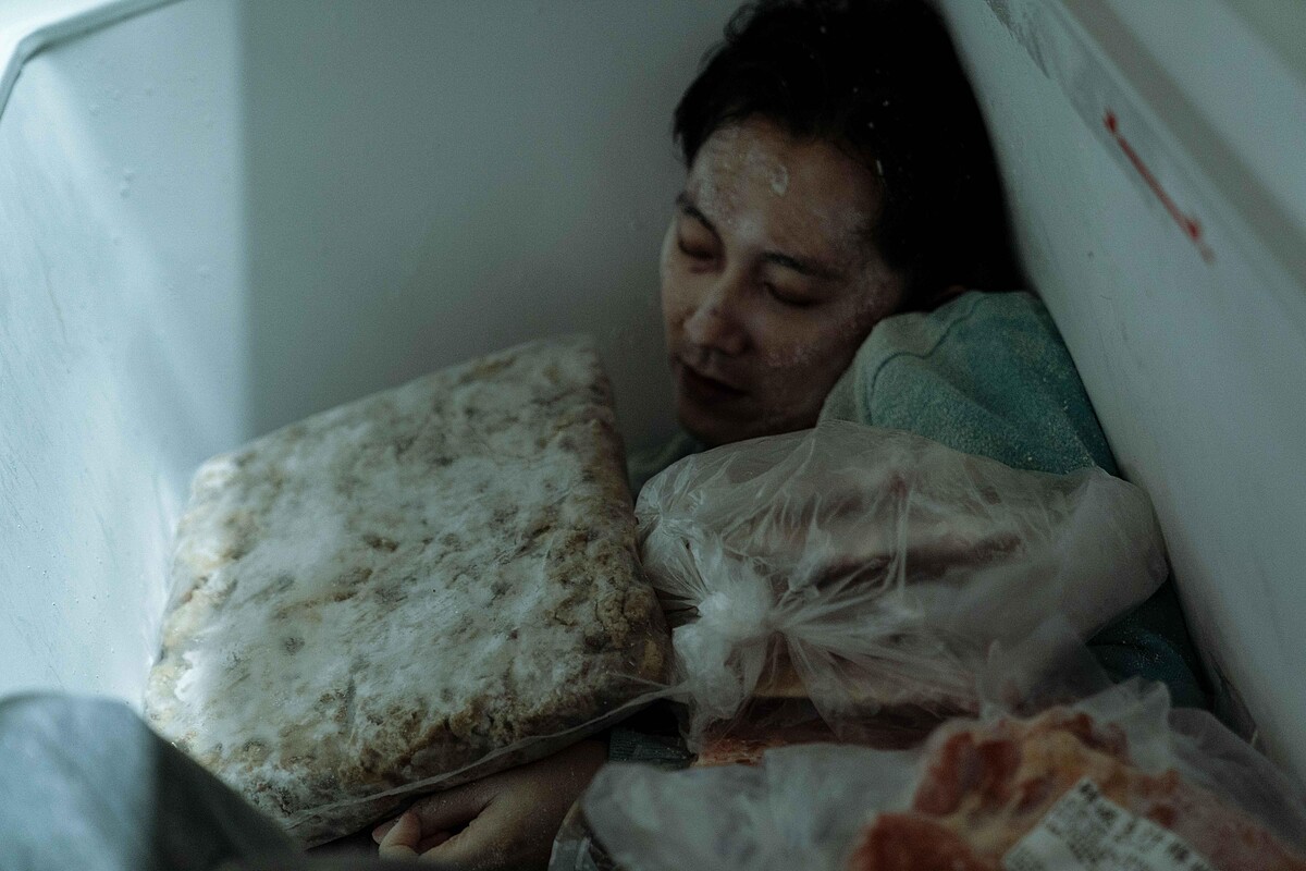 《地獄里長》施名帥飾演醫生，離奇死在冰櫃裡