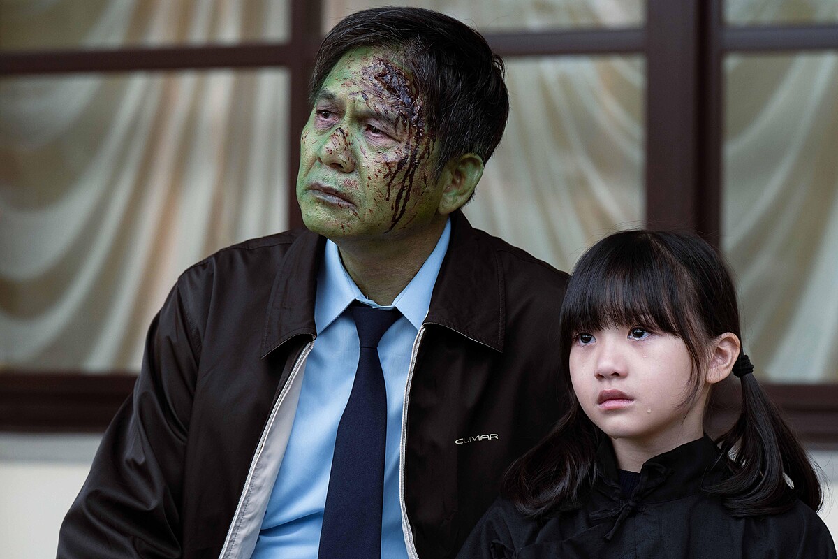 《地獄里長》洪都拉斯（左）與劇中女兒林鈺芠天人永隔，臨別戲父愛噴發