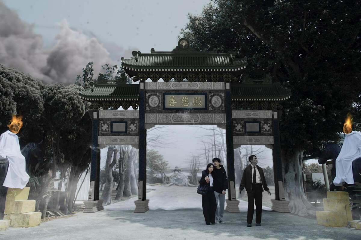 《地獄里長》洪都拉斯（右）劇中引領林哲熹（中）進入地獄第二殿「善惡殿」，左為嚴正嵐