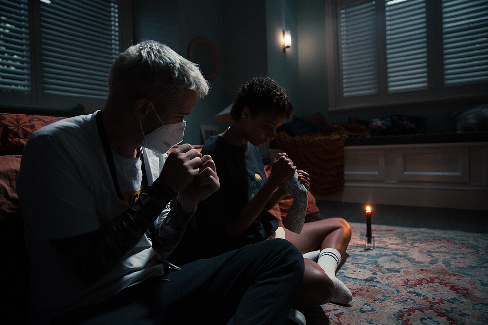 電影《鬼手鬼手 請開口》導演從網紅轉戰電影圈大成功_丹尼菲利浦（Danny Philippou）指導女主角蘇菲（Sophie Wilde）