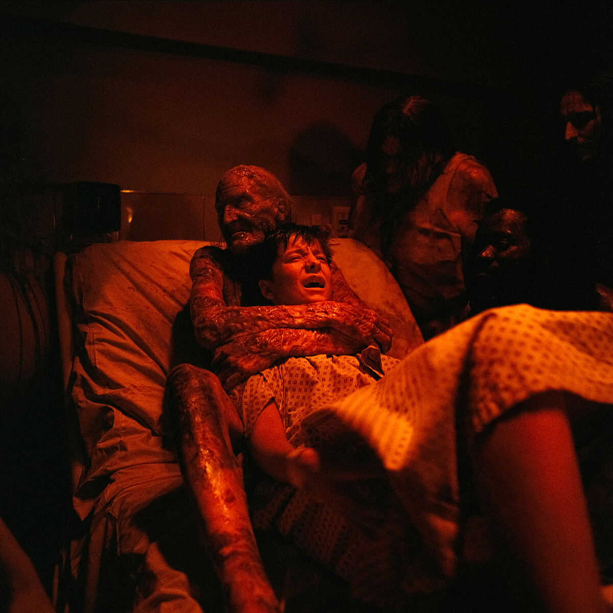 電影《鬼手鬼手 請開口》_電影超越碟仙恐怖指數，改用靈媒屍手降靈，為了提升觀眾恐懼指數找來《駭客任務》、《金鋼狼》團隊來打造逼真的鬼妝