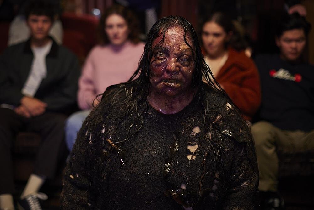 電影《鬼手鬼手 請開口》_電影超越碟仙恐怖指數，改用靈媒屍手降靈，為了提升觀眾恐懼指數找來《駭客任務》、《金鋼狼》團隊來打造逼真的鬼妝