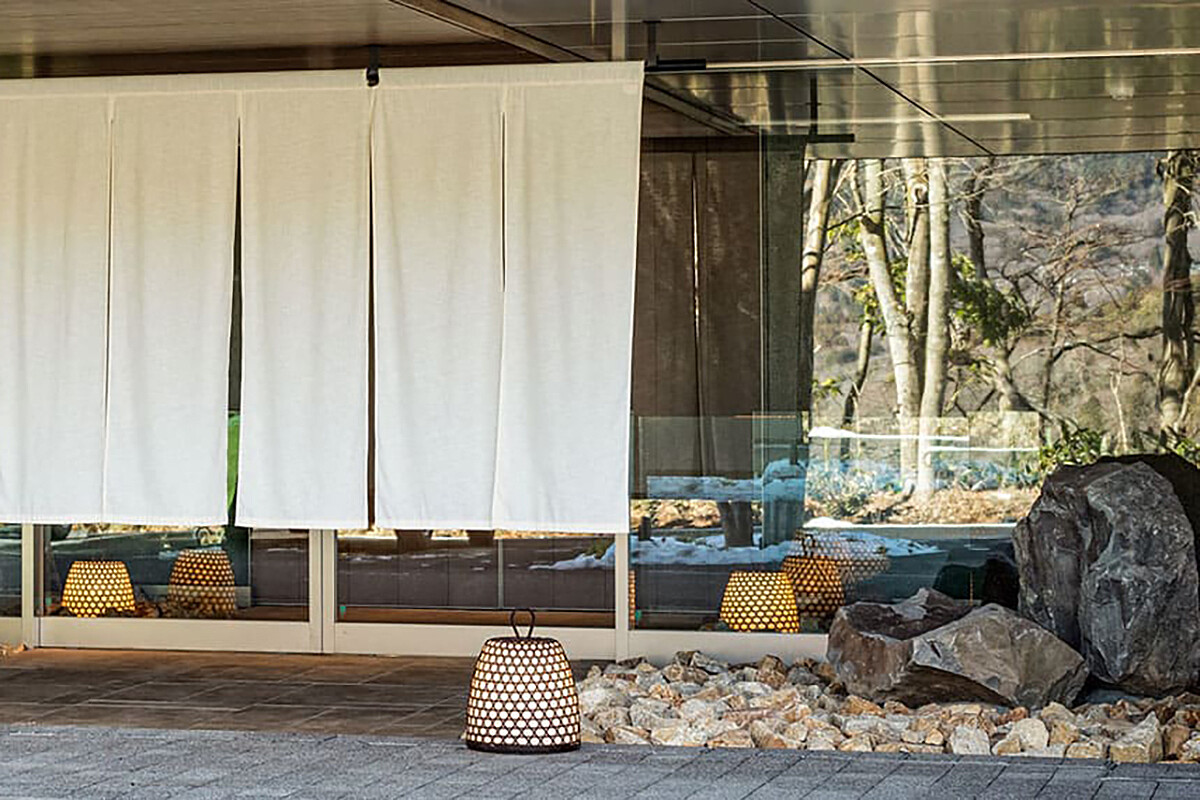 入口就能看到許多「岩石」造景。