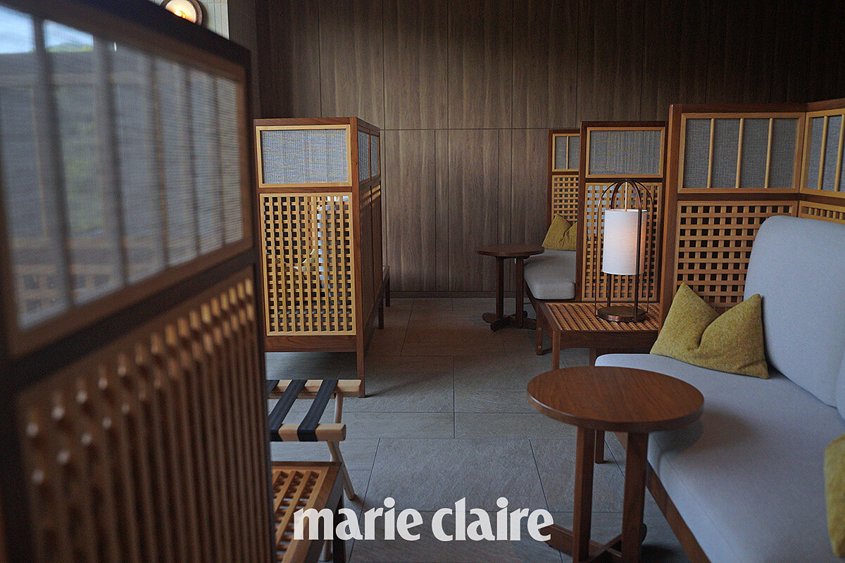 能悠閒的坐在大廳辦理入房手續。