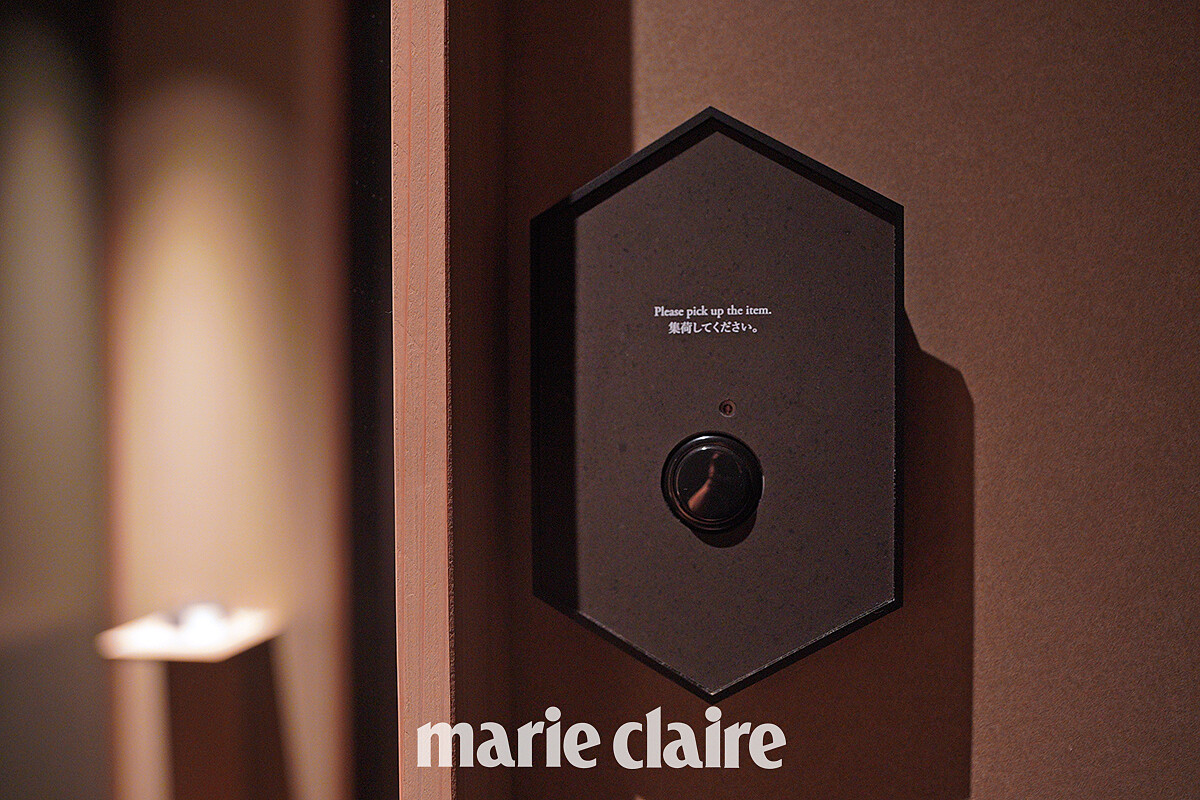 玄關處設置有傳遞箱。