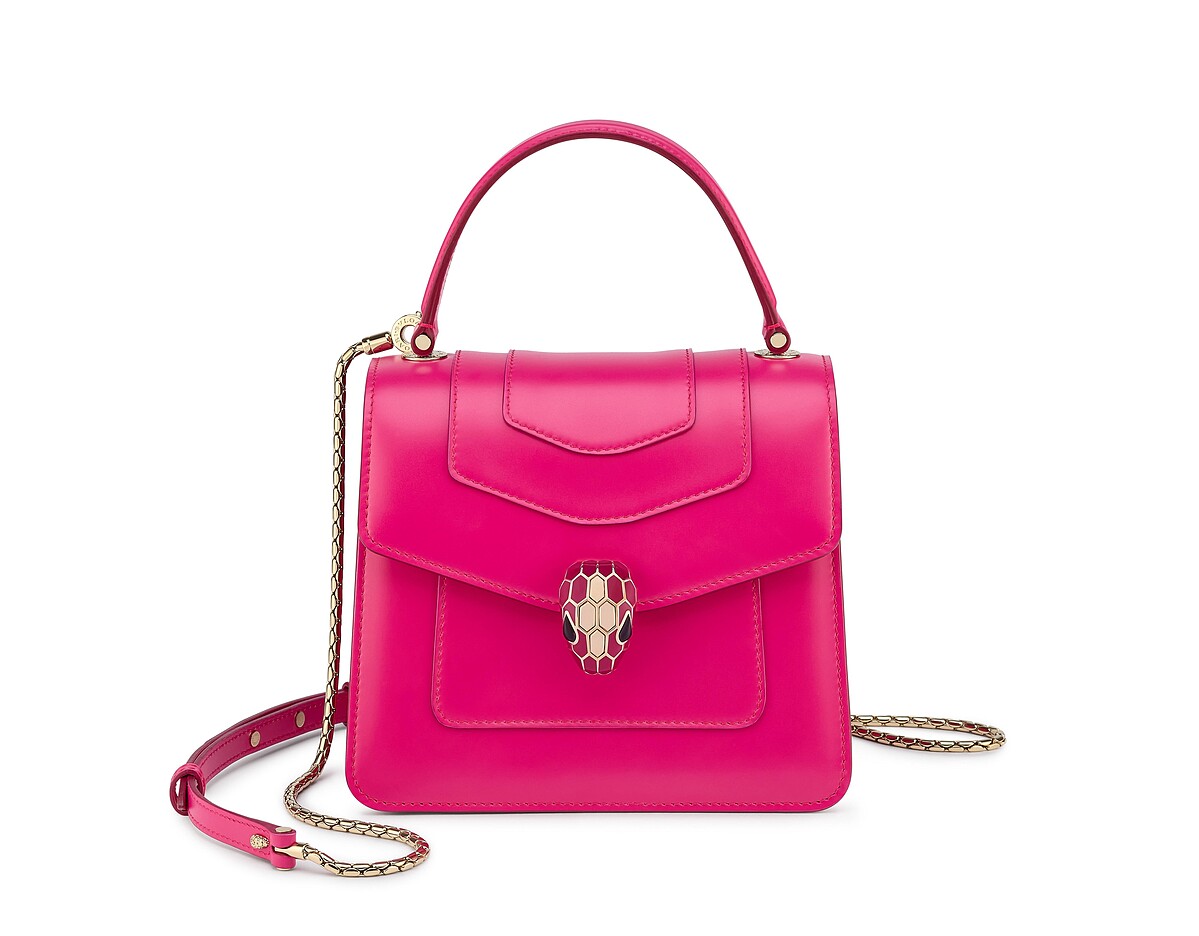 BVLGARI SERPENTI FOREVER TOP HANDLE 桃紅碧璽色小牛皮手提肩背包，NT106,500元。