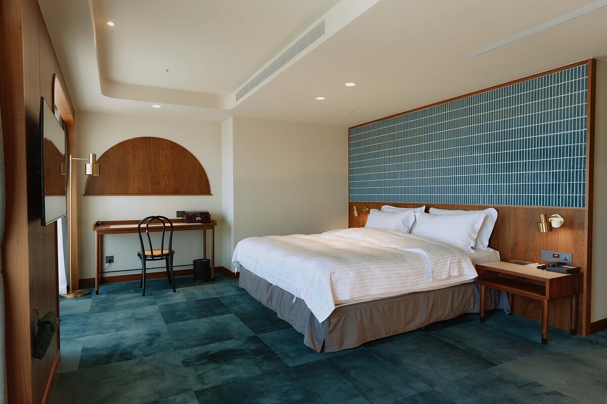 小片磁磚貼於床頭牆上。