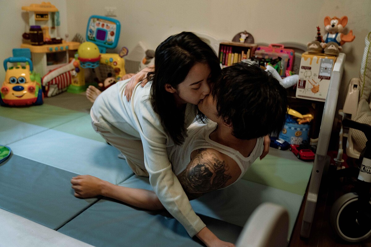 《地獄里長》李沐（左）與陳昊森為劇中親密戲溝通與排練多次，力求拍攝時一次過關