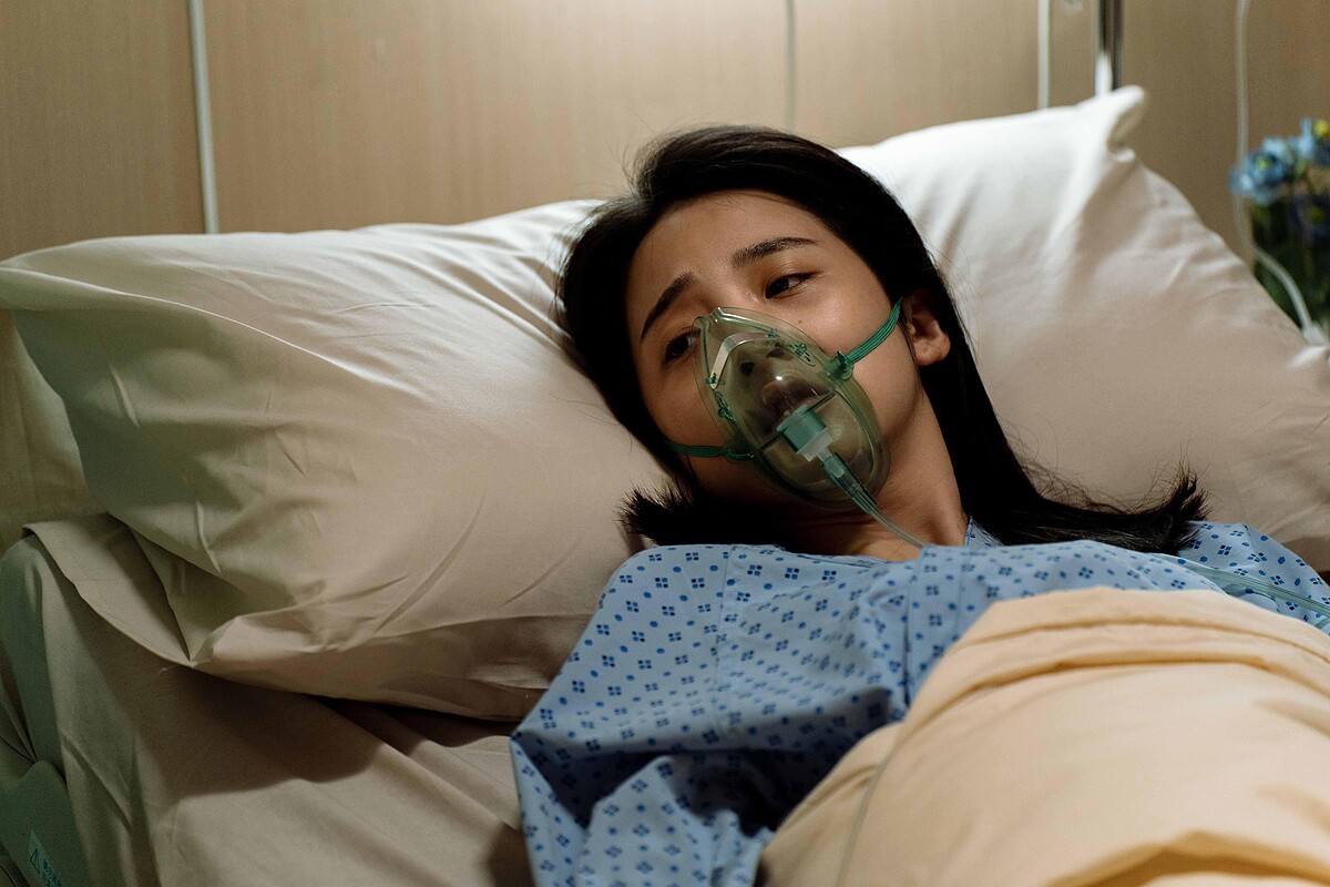 《地獄里長》李沐飾演周晴，為替老公償還債務，與醫院進行秘密交易