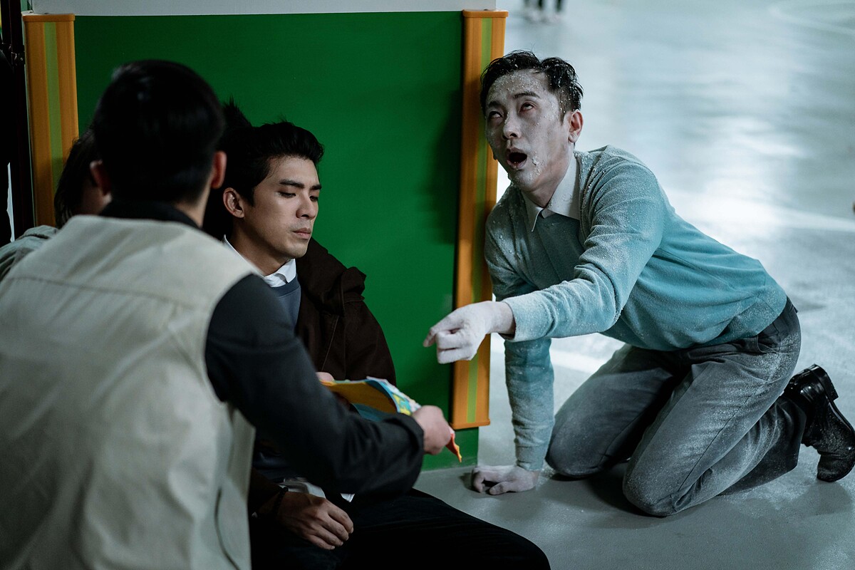 《地獄里長》施名帥（右）即興「翻白眼」的演出，獲導演瞿友寧大讚，左為林哲熹