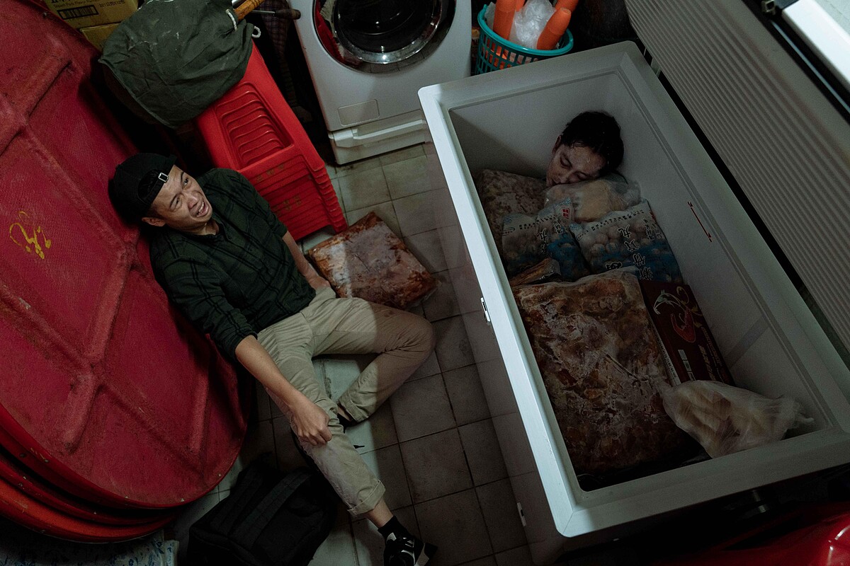 《地獄里長》施名帥（右）飾演曾士凡醫師，初登場就被發現棄屍在食物冷凍櫃裡