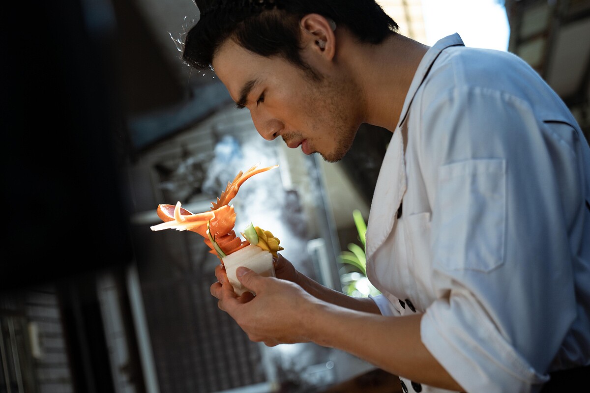 《地獄里長》陳昊森飾演總舖師李冠軍，戲裡戲外都勤練食材的切雕技法