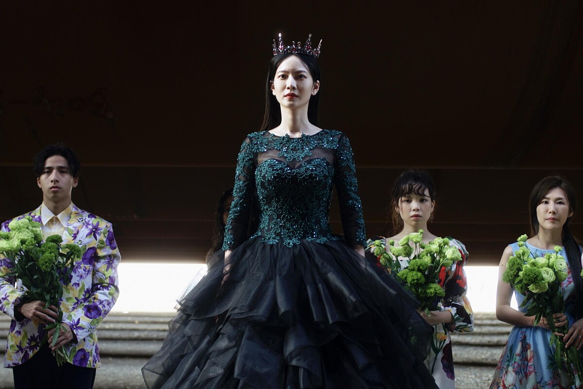 《地獄里長》曾之喬以絕美造型霸氣登場，完美了地獄「愛情殿」的樣貌