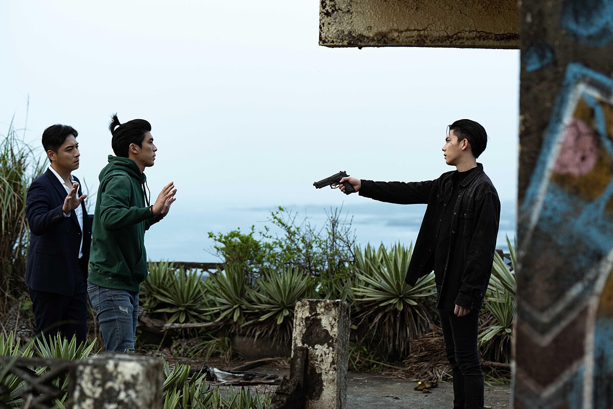 《地獄里長》楊宇騰YU（右）演出神秘殺手，與林哲熹（中）、鄭人碩（左）緊張對峙