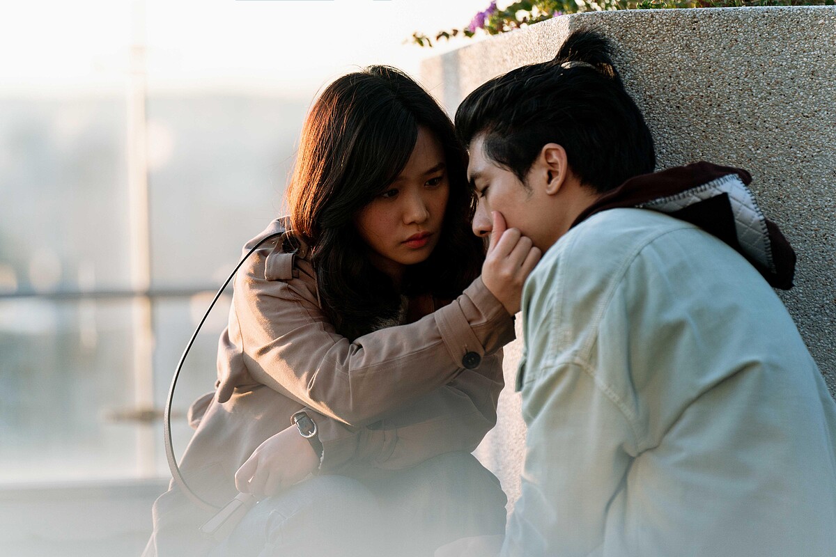 《地獄里長》嚴正嵐（左）劇中陪伴林哲熹辦案，逐漸產生好感