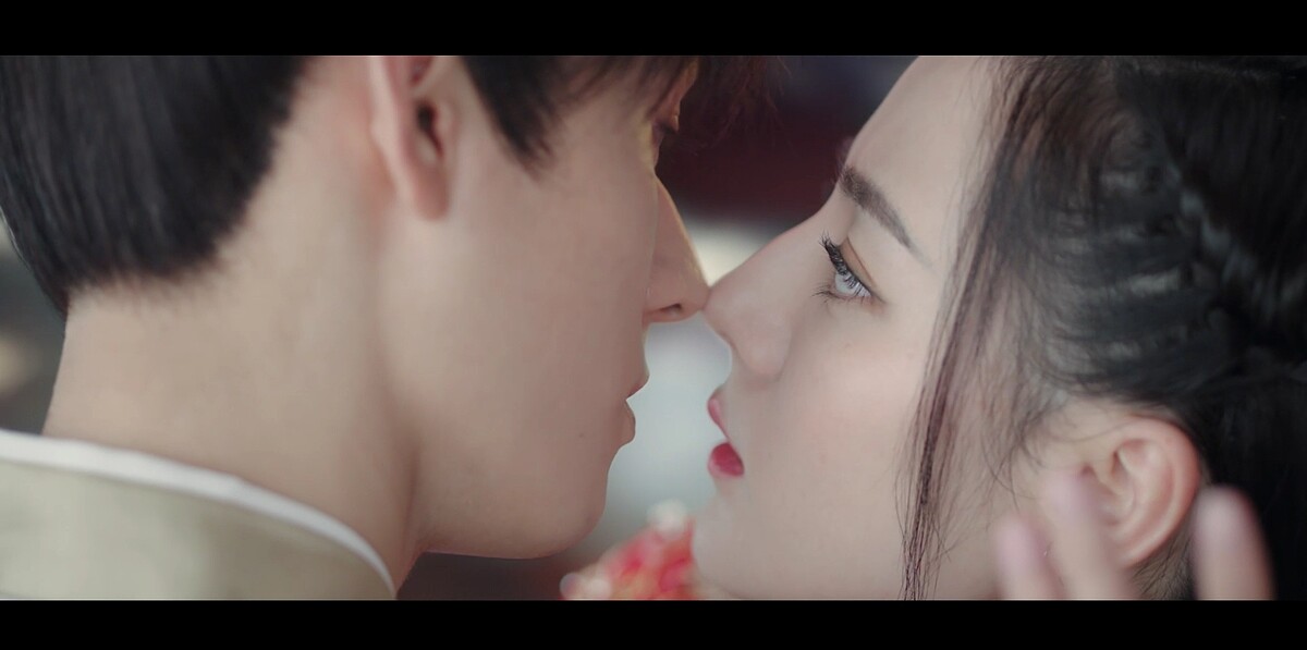 《安樂傳》迪麗熱巴、龔俊上演「鼻尖吻」。