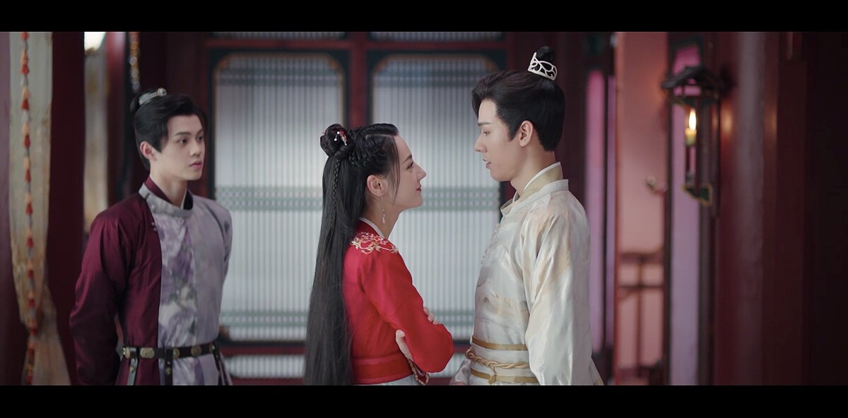 《安樂傳》迪麗熱巴仔細端詳龔俊美貌。