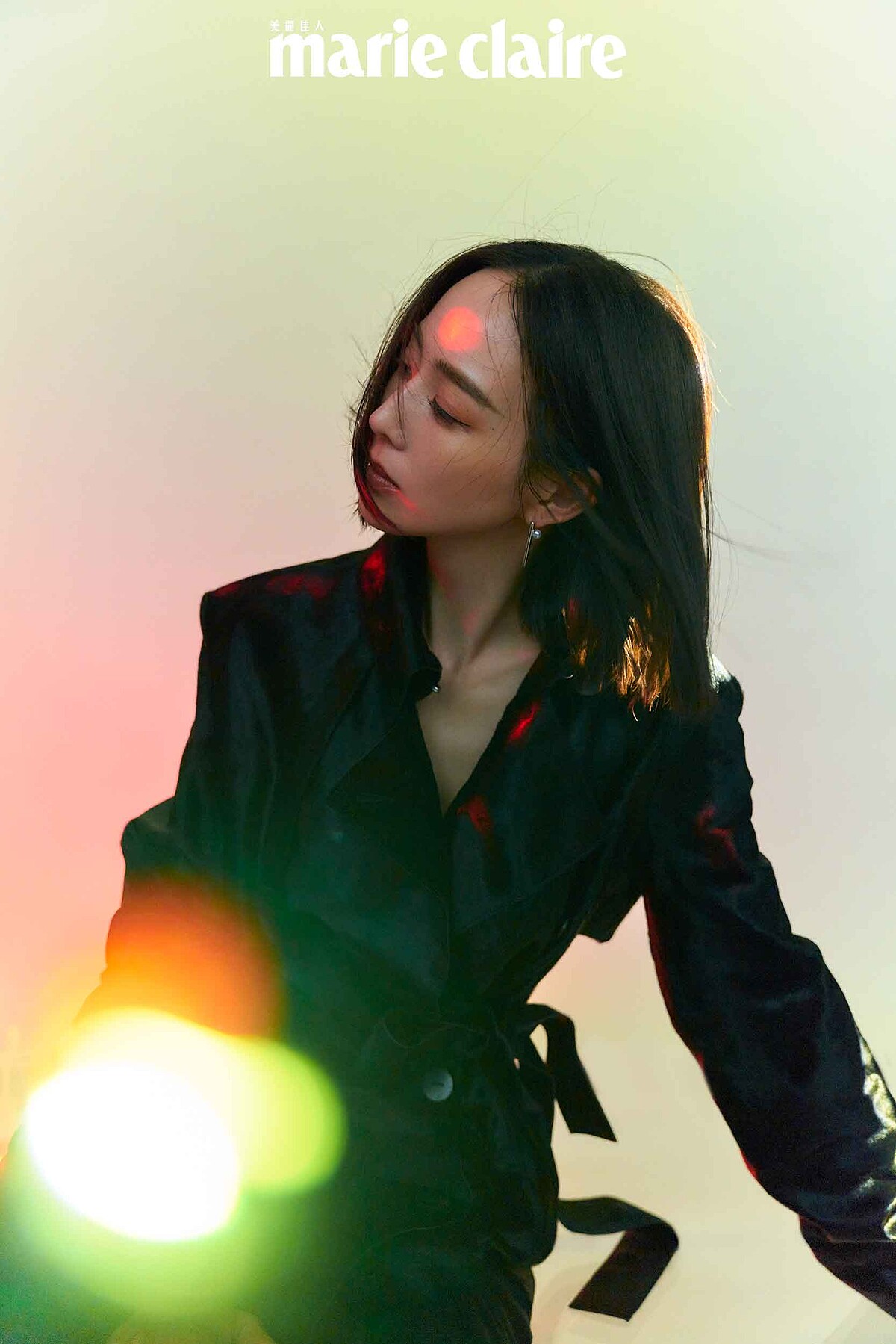 黑色絨毛大衣,Loewe;珍珠耳環,Mikimoto。