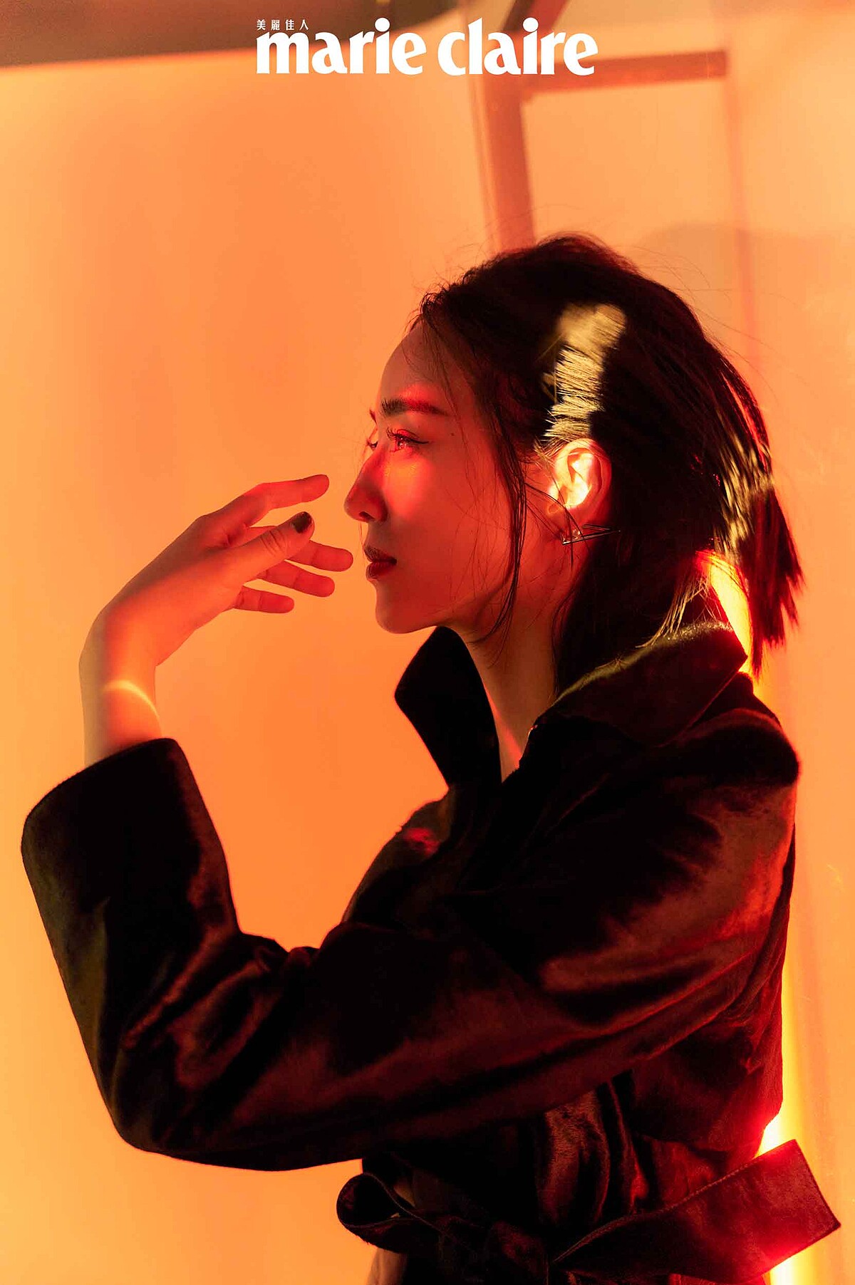 黑色絨毛大衣,Loewe;珍珠耳環,Mikimoto。