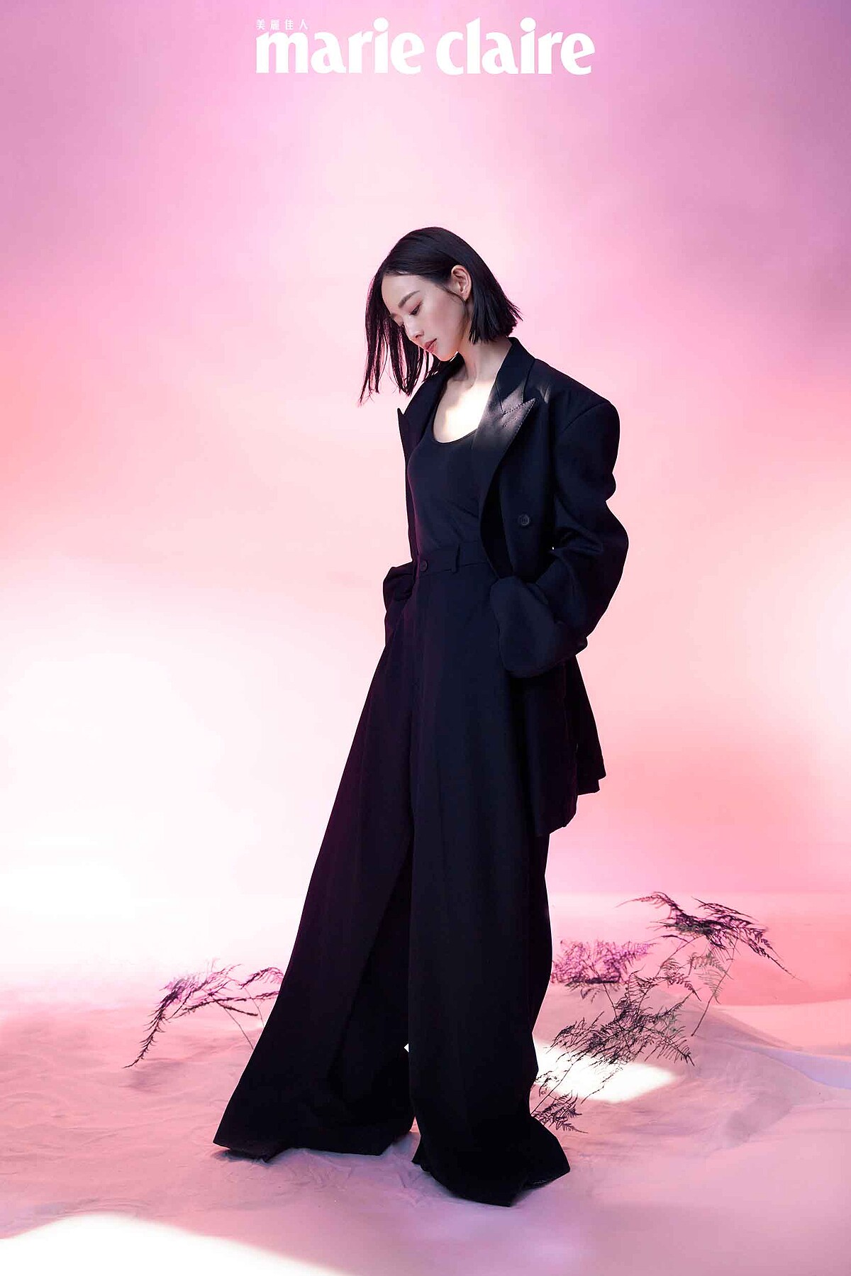 黑色西裝外套、黑色寬鬆西裝長褲,both by Balenciaga。