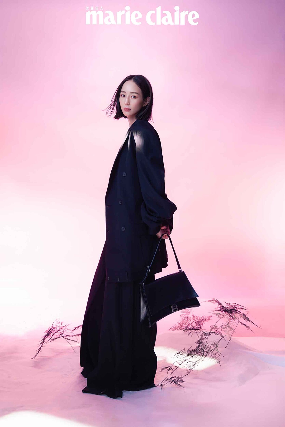 黑色西裝外套、黑色寬鬆西裝長褲、黑色側背包,all by Balenciaga。