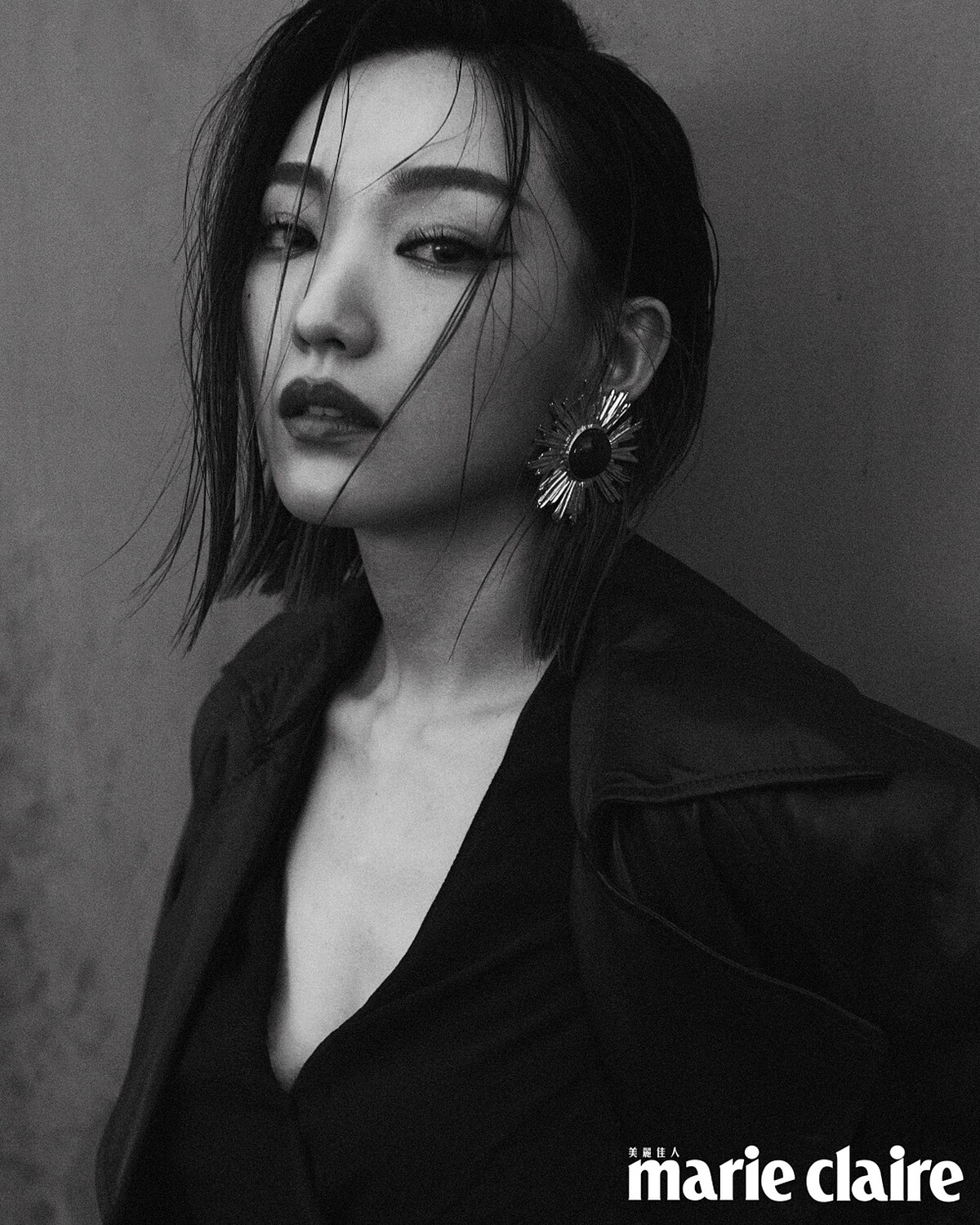 深咖啡色皮革大衣、黑色綁帶罩衫、咖啡色皮革長裙、黑色尖頭高跟鞋、造型耳環，all by Saint Laurent。