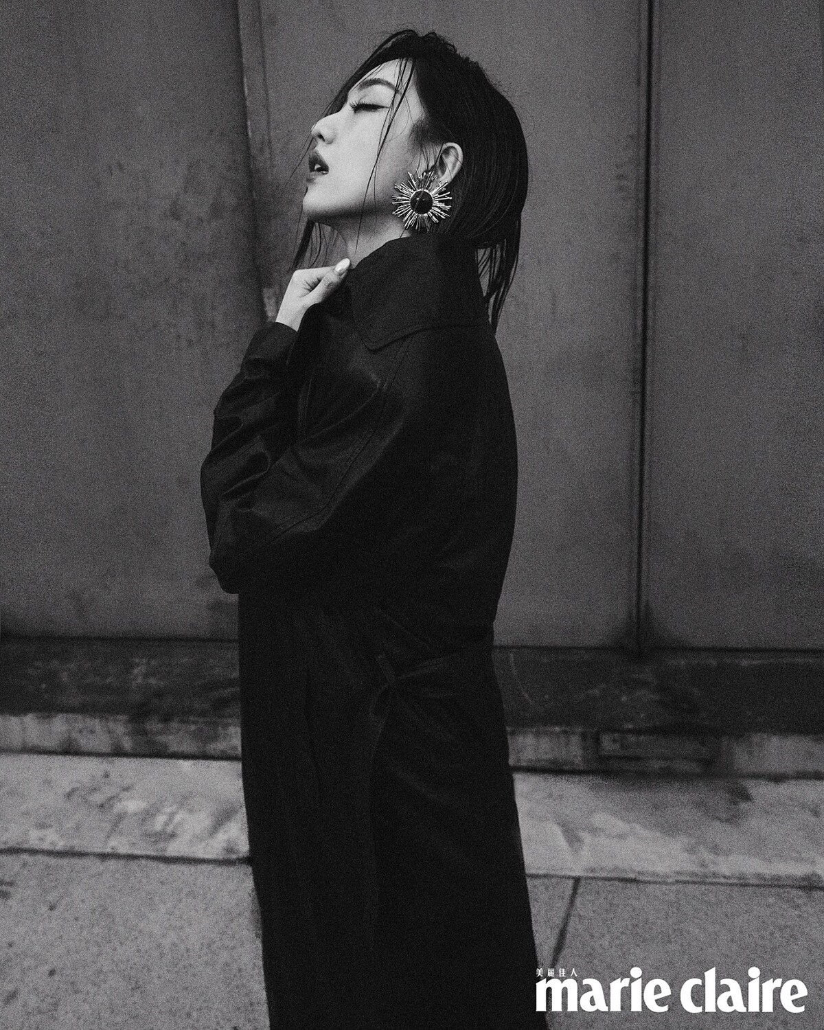 深咖啡色皮革大衣、黑色綁帶罩衫、咖啡色皮革長裙、黑色尖頭高跟鞋、造型耳環，all by Saint Laurent。