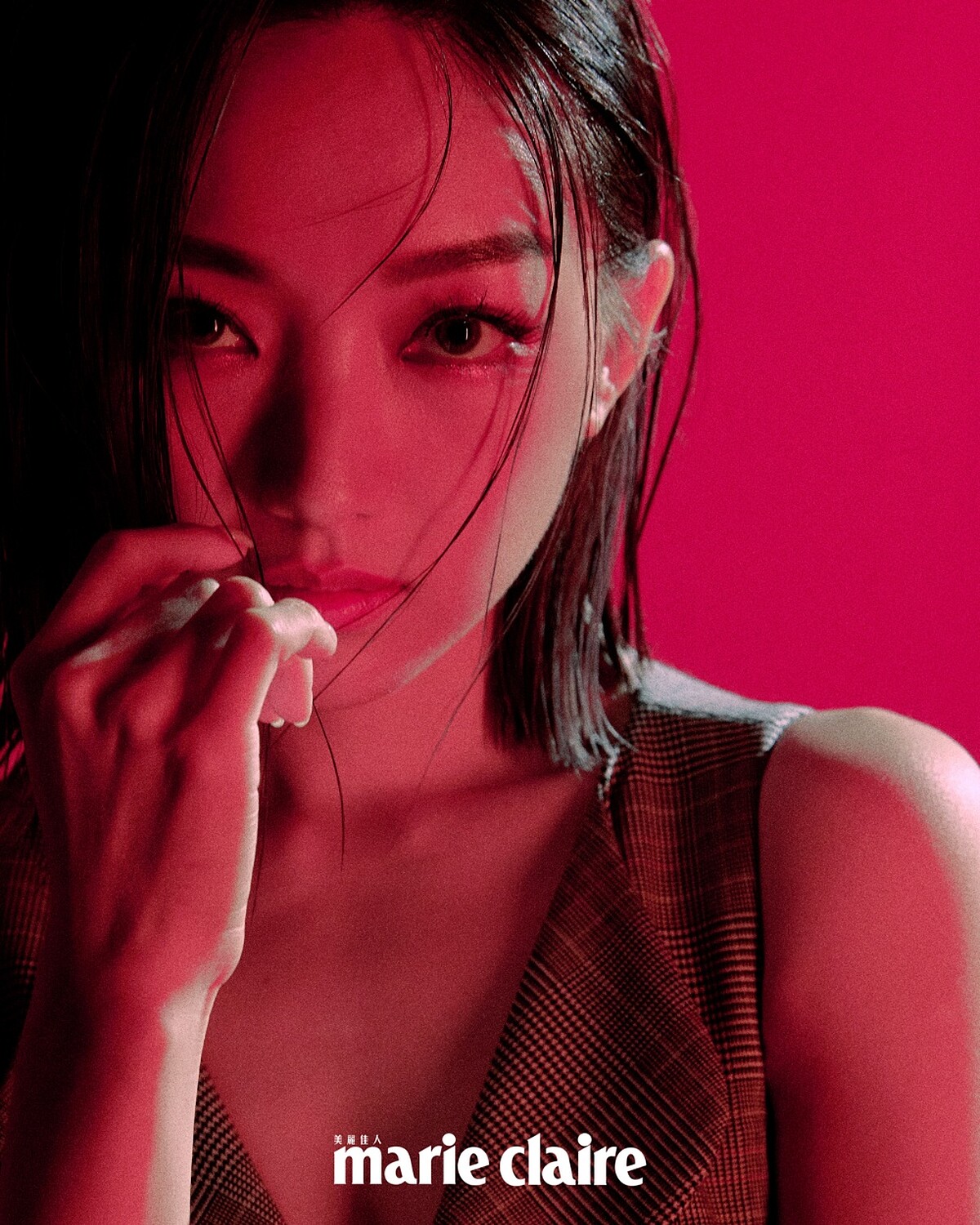 拼接西領洋裝，Moschino；金色手環，Saint Laurent。