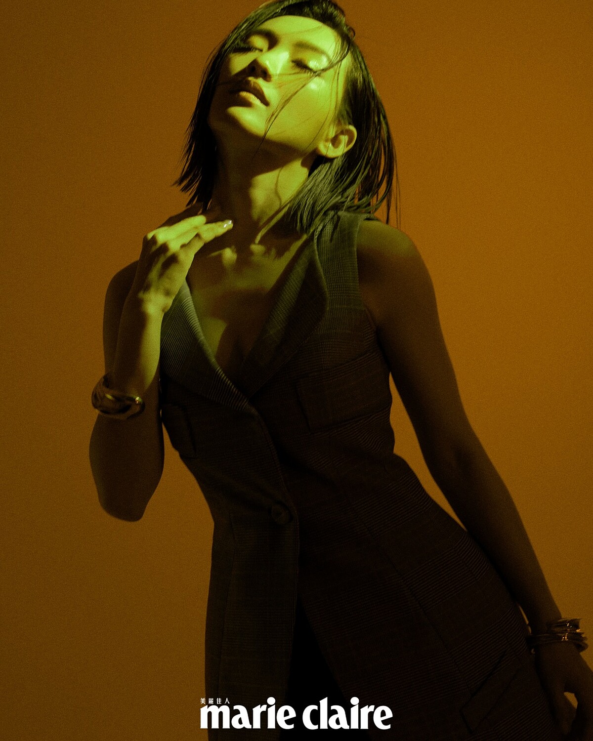 拼接西領洋裝，Moschino；金色手環，Saint Laurent。