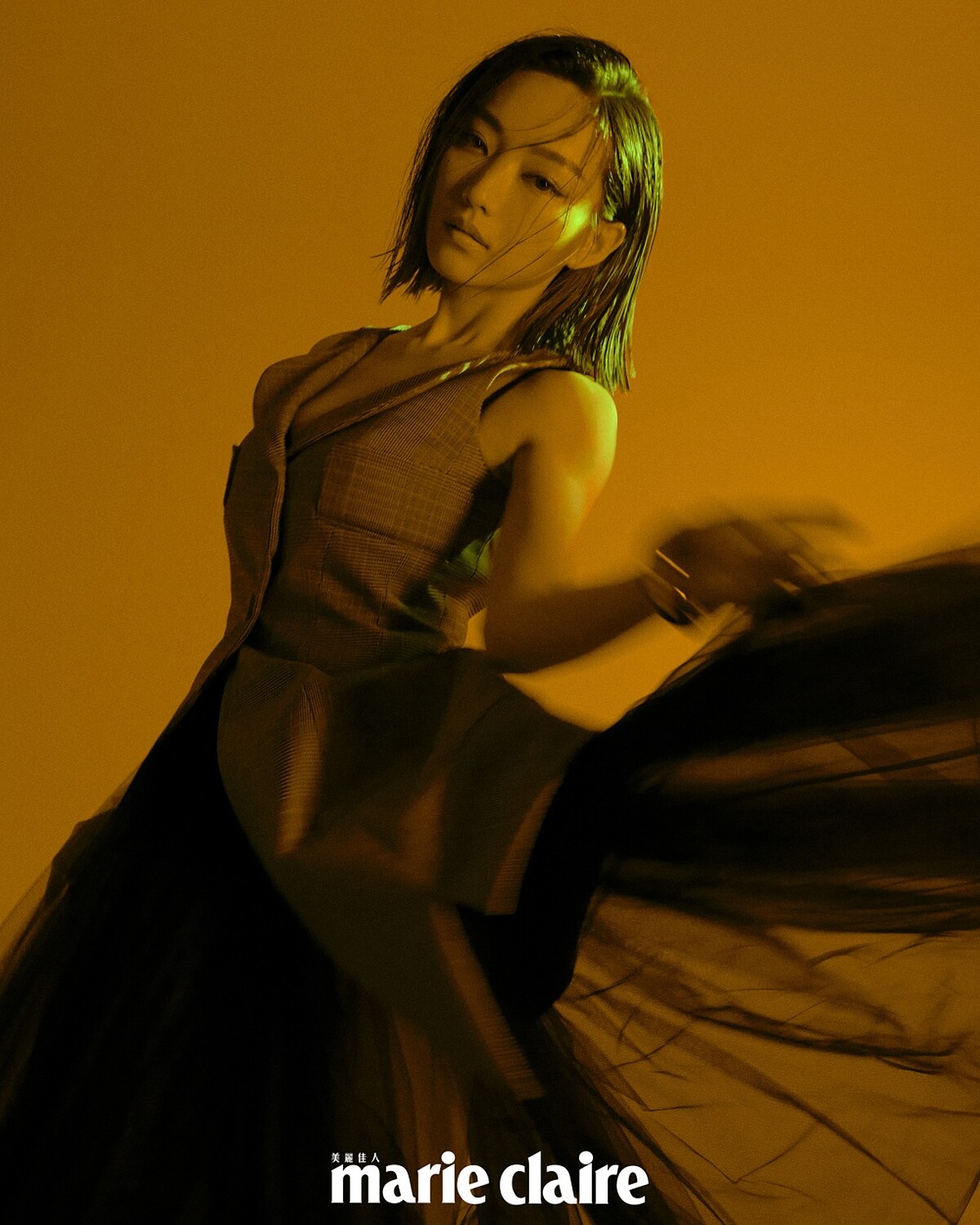 拼接西領洋裝，Moschino；金色手環，Saint Laurent。