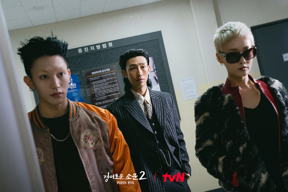 金賢旭飾演王立強(左)