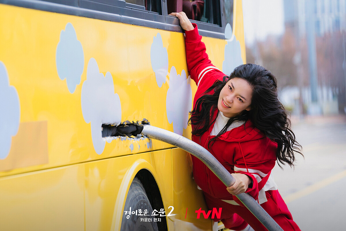 金世正被掛在巴士外邊驚險萬分