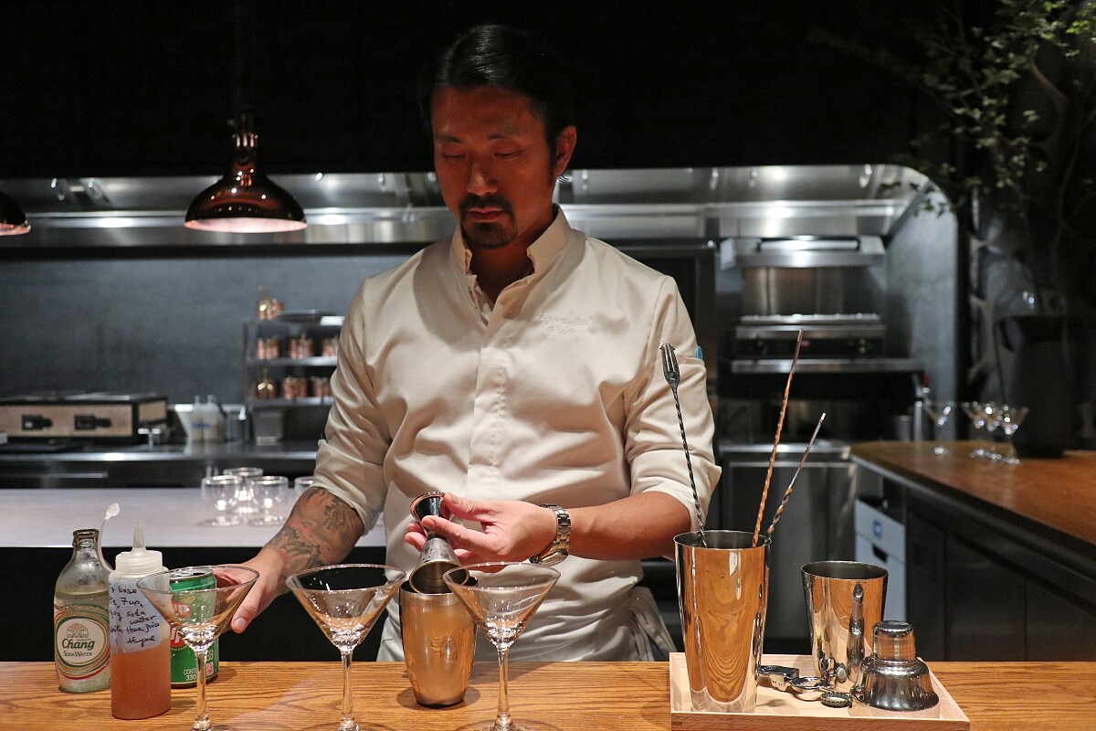 就定位後主廚隨即在面前調製迎賓飲料。