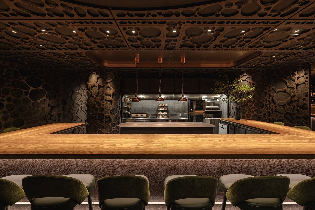 以板前位置供餐。