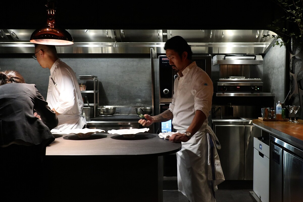 開放式的廚房兼具賓客劇場式沈浸體驗。
