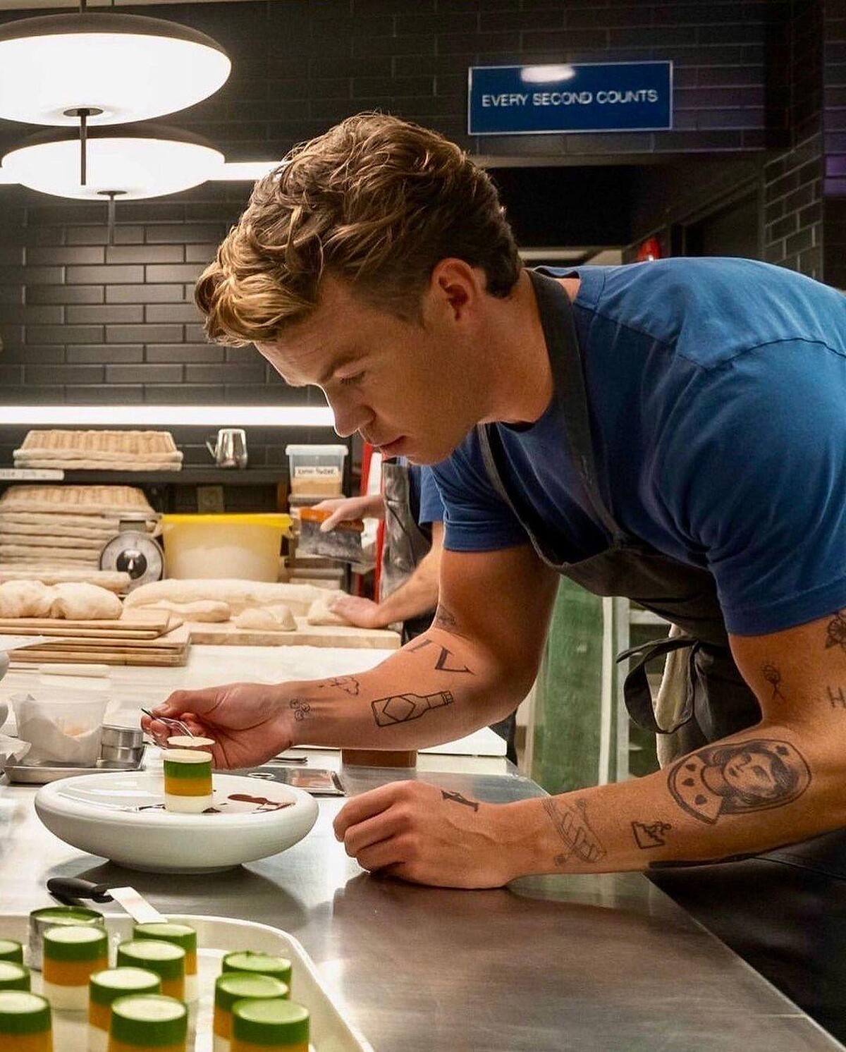 這一次在《大熊餐廳》中亮眼的外型很難讓人忽略。