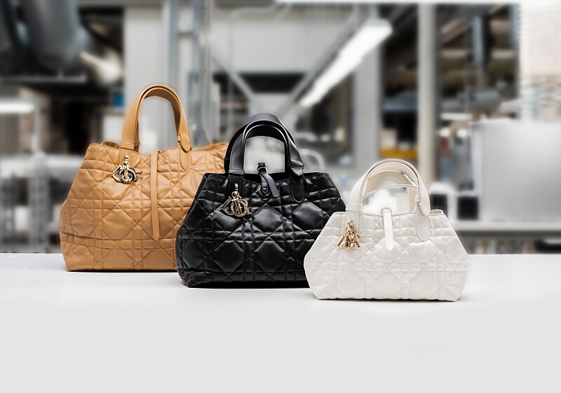 DIOR TOUJOURS 焦糖棕大型提包 NT.145,000、DIOR TOUJOURS 黑色中型提包 NT.130,000、DIOR TOUJOURS 白色小型提包 NT.115,000