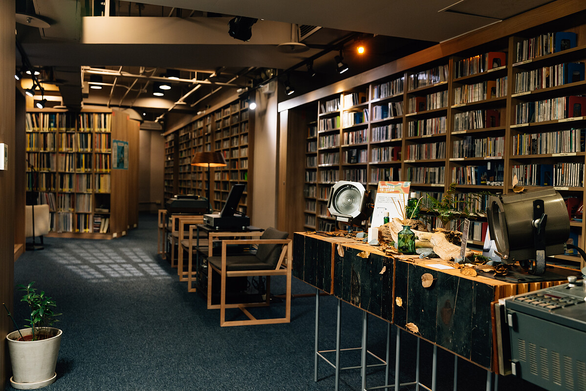 【獨處】追求在自我世界中尋得平衡的「獨處」心情，非得搭配具有空曠、深邃空間感的邁爾士．戴維斯不可；而綠藤生機香氛品牌 auscentic 利用大馬士革玫瑰、千葉玫瑰、新喀里多尼亞檀香搭配出的「獨處」香氛，則營造了寧靜的思索氛圍。