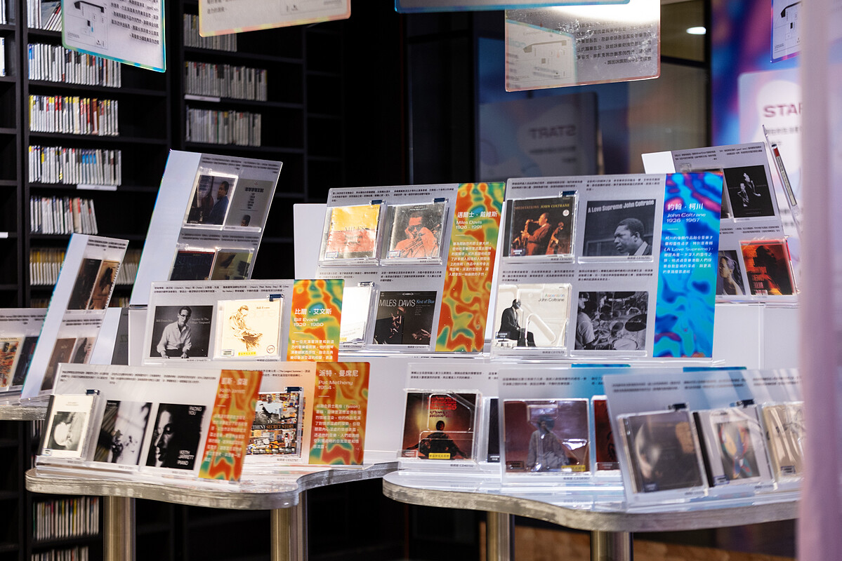 兩廳院表演藝術圖書館精選諸多爵士名家及風格大師的經典作品，讓整個夏秋之際皆能被爵士自由與歡笑的氣氛所感染。