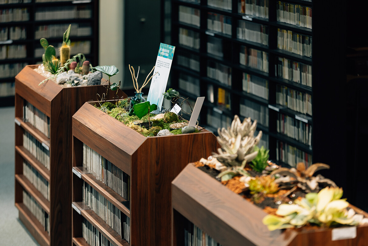 【反叛】「反叛」精神體現在勇於挑戰權威、突破常規的態度。透過查爾斯．明格斯具強烈挑戰性的作品，搭配綠藤生機香氛品牌 auscentic 混有瀑布氣味的「自然醒 Inner Dawn」系列，帶來音樂與嗅覺的浮想聯翩。