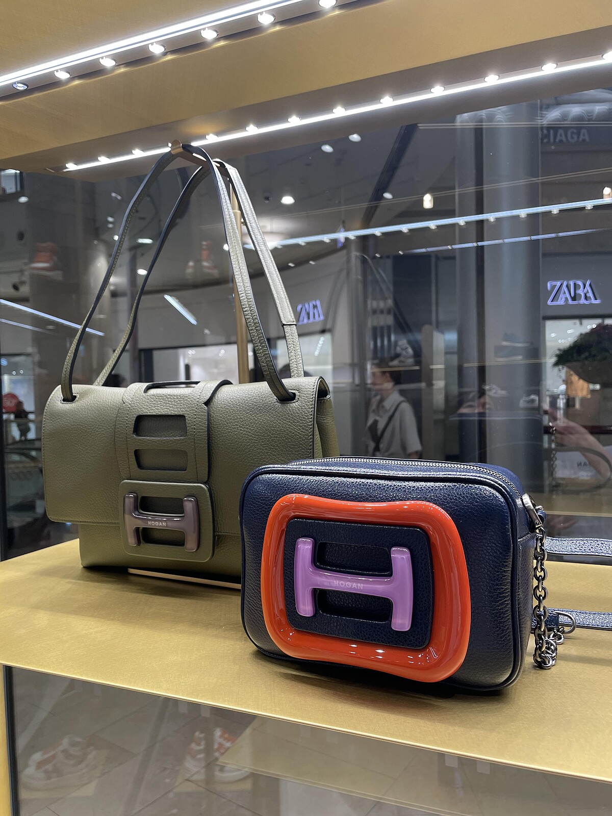 H Logo相機包，價格店洽。