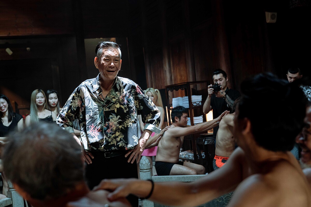 《地獄里長》已故演員龍劭華（中）飾演地方勢力龐大的議長，開設神秘招待所