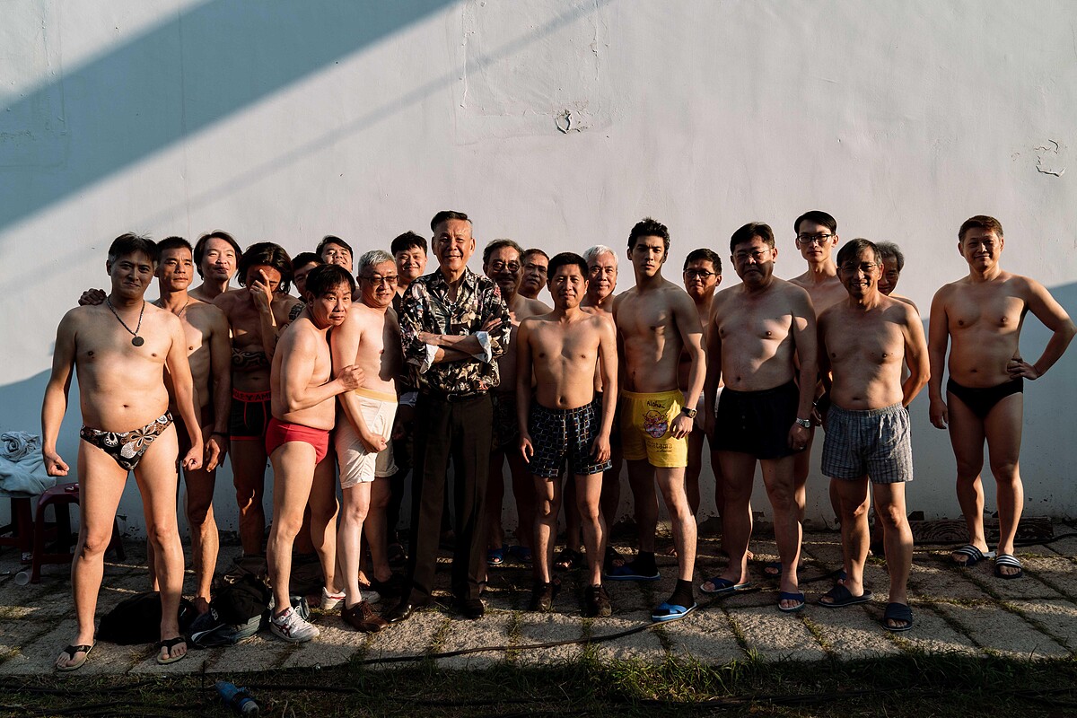 《地獄里長》已故演員龍劭華（左十）大方與劇中接受「招待」的里長演員們合影，右七為林哲熹