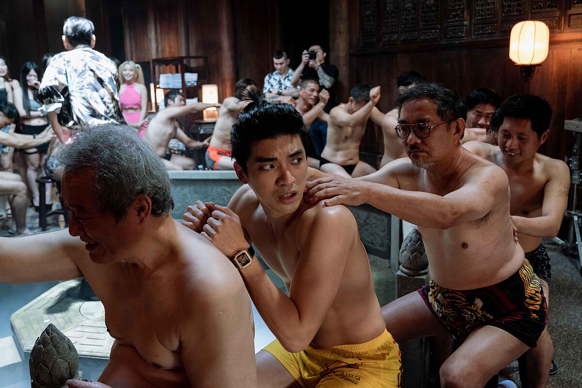 《地獄里長》林哲熹（前左二）為戲脫到只剩一條內褲